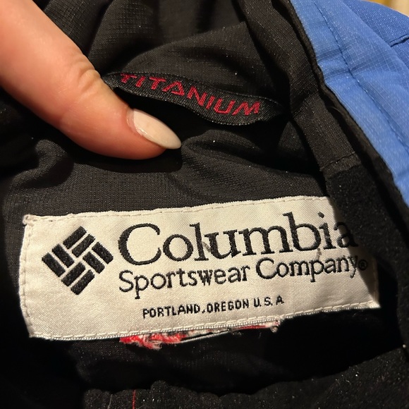 Columbia wind breaker/ raincoat - Picture 2 of 3